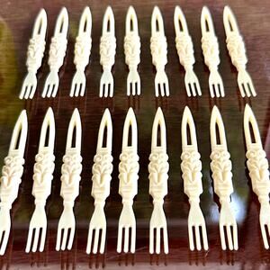 Vintage Celluloid Appetizer Forks – Tiki Party Style – Set of 18